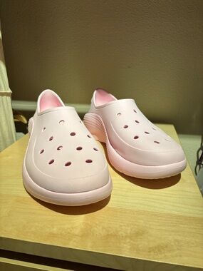 NWOT CROCS Unisex Classic Sneaker in Pink Milk, Size 14 Men’s/16 Women’s